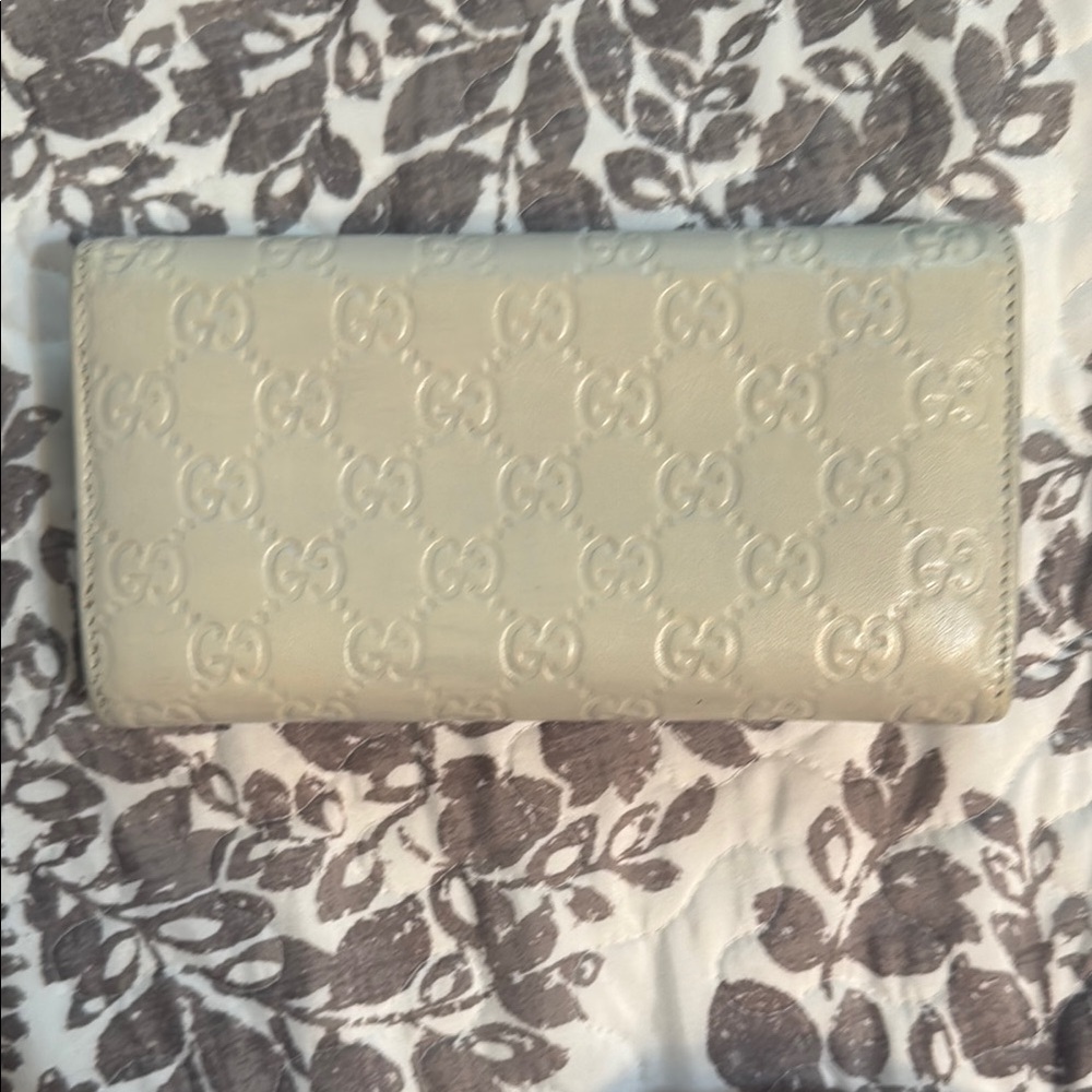 Gucci Guccissima Cream Leather Wallet with Gold GG Accent - Picture 3 of 10